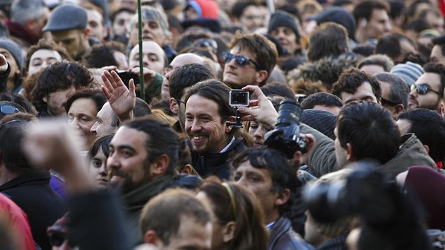 Pedseda strany Podemos Pablo Iglesias (uprosted) na demonstraci (Madrid, 31. ledna 2015).