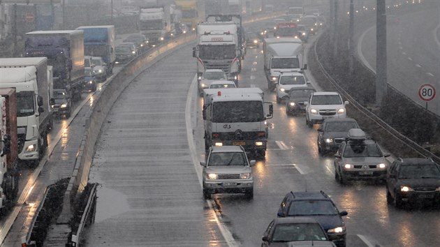 Na dlnici D2 u Modic na Brnnsku se kvli autonehod tvoily v ptek odpoledne kolony.