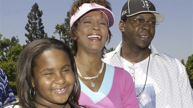 Whitney Houston, Bobby Brown a jejich dcera Bobbi Kristina Brownov v Disneylandu (Los Angeles, 7. srpna 2004)