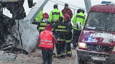 eský autobus havaroval na dálniním sjezdu u obce Spiský tvrtok v okrese...