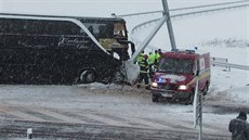 eský autobus havaroval na dálniním sjezdu u obce Spiský tvrtok v okrese...