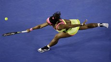 NATÁHNU SE. Serena Williamsová ve finále Australian Open.