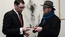 Martin C. Putna přinesl na Hrad výtisk své knihy Obrazy z kulturních dějin... Martin C. Putna přinesl na Hrad výtisk své knihy Obrazy z kulturních dějin...