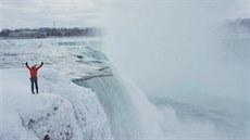Horolezec Will Gadd jako první na světě vylezl po zamrzlých Niagarských... Horolezec Will Gadd jako první na světě vylezl po zamrzlých Niagarských...