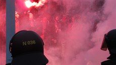 Podobná scéna z loského derby v Pardubicích u by se díky nové vyhláce zakazující pouívání pyrotechniky na veejnosti nemla opakovat.