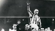 Anglická fotbalová legenda Stanley Matthews na ramenou ruského brankáře Lva... Anglická fotbalová legenda Stanley Matthews na ramenou ruského brankáře Lva...