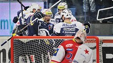 Hokejisté Plzně se radují po gólu di sítě Slavie. Hokejisté Plzně se radují po gólu di sítě Slavie.