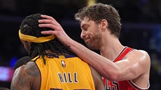 Pau Gasol z Chicaga gratuluje k výhře Jordanu Hillovi, svému bývalému... Pau Gasol z Chicaga gratuluje k výhře Jordanu Hillovi, svému bývalému...