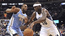 Zach Randolph (vpravo) z Memphisu si to zamíil ke koi Denveru kolem Darrella...