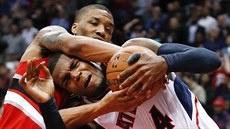 Paul Millsap (vpravo) z Atlanty a Damian Lillard z Portlandu svádějí ostrý... Paul Millsap (vpravo) z Atlanty a Damian Lillard z Portlandu svádějí ostrý...