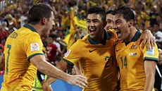 Australtí fotbalisté se radují z gólu v prodlouení finále asijského...
