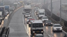 Na dálnici D2 u Modřic na Brněnsku se kvůli autonehodě tvořily v pátek... Na dálnici D2 u Modřic na Brněnsku se kvůli autonehodě tvořily v pátek...