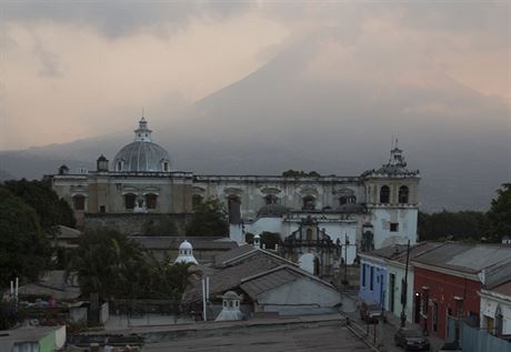 Výbuch sopky Fuego v Guatemale pokryl okolí vrstvou prachu a popela. Zatím...
