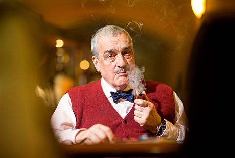 Karel Schwarzenberg pi besed ve Strakonicích pokuoval dýmku.