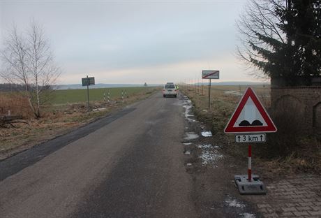 Znaení upozorující na nerovnosti na silnici, na které si idi pokodil dv...