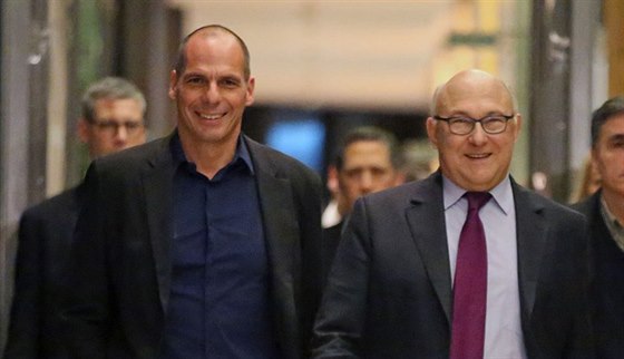 ecký ministr financí Janis Varufakis a jeho francouzský protjek Michel Sapin...