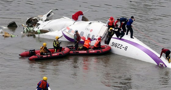 Záchranné práce po pádu tchajwanského letadla (4. února 2015).
