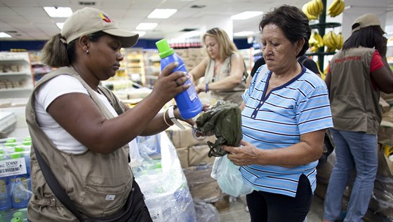 Nákupy ve venezuelském supermarketu Día Día (3. února 2015).