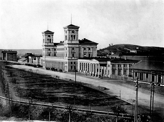 Historická budova hlavního nádraí v Praze na dobové fotografii