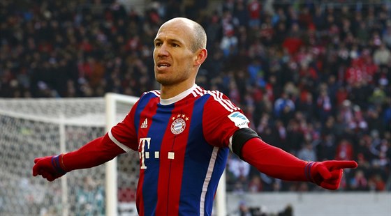 Arjen Robben, záloník Bayernu Mnichov, oslavuje svj gól do sít Stuttgartu.