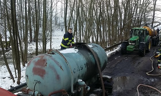 Zneitní z bioplynové stanice na  Chrudimsku hasii likvidovali také v...