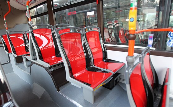 Sedaky v nových autobusech podle cestujících klouou.