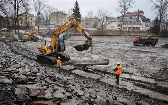 Bagr istí rybník v klatovských Mercandinových sadech.