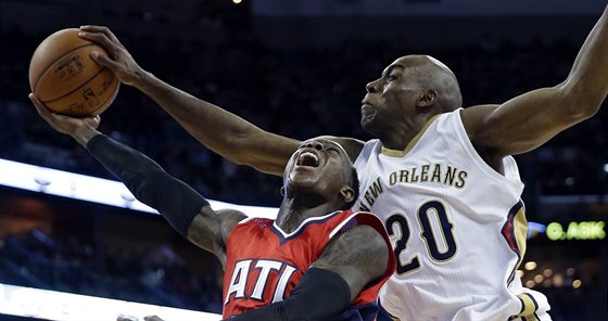 Quincy Pondexter (vpravo) z New Orleans bojuje o mí s Dennisem Schroderem z...