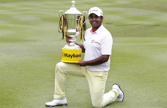 Indický golfista Anirban Lahiri s trofejí pro vítze  turnaje Malaysian Open.