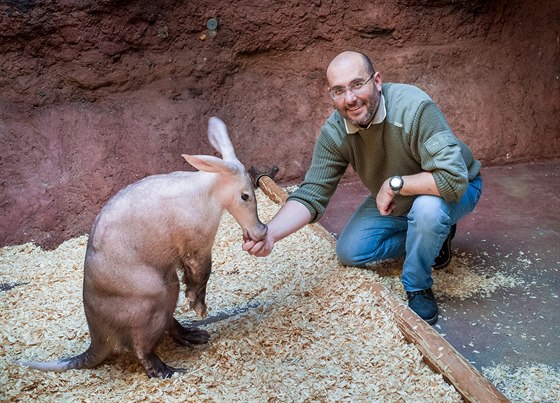 Kvída slaví desáté narozeniny. Gratulovat jí piel i editel zoo Miroslav...