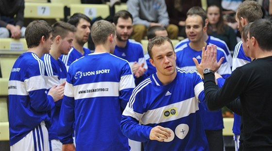 Brnntí basketbalisté nastupují k zápasu nejvyí soute.