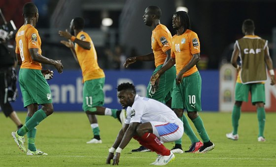 Fotbalisté Pobeí slonoviny oslavují postup do finále mistrovství Afriky.