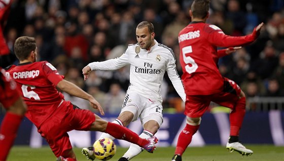 Jesé z Realu Madrid (v bílém) skóruje proti Seville.