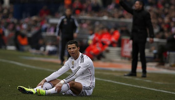 ZKLAMANÝ CRISTIANO. Útoník Realu Madrid Cristiano Ronaldo bhem duelu s...