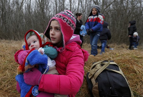 Kosovtí Albánci nelegáln pekraují srbsko-maarské hranice (6. února 2015).