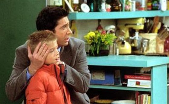 Cole Mitchell Sprouse a David Schwimmer jako Ben a Ross v seriálu Pátelé