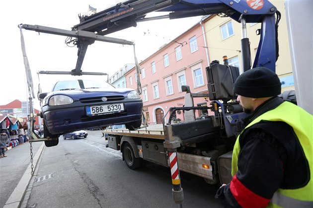 stráníci odtahují patn parkující vz.