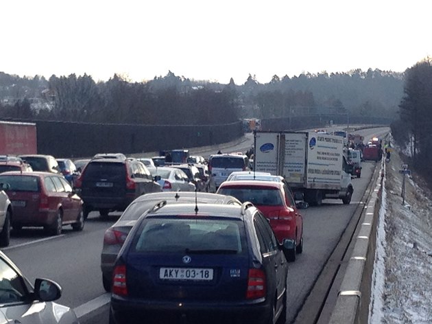 Dálnici D1 na 18. kilometru ve smru na Brno zastavila nehoda tí aut (1. února...