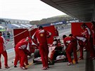 V pi mechanik je pi testovn v Jerezu novek v barvch Ferrari Sebastian...