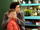 Cole Mitchell Sprouse a David Schwimmer jako Ben a Ross v seriálu Pátelé