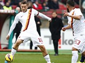 LEGENDA V AKCI. Francesco Totti (vlevo), kapitn fotbalist AS m, se sna...