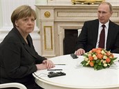 Nmeck kanclka Angela Merkelov a rusk prezident Vladimir Putin v ptek...