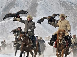SOKOLNÍCI. Kyrgyztí pastevci drí své sokoly nad hlavou pi lovecké souti v...