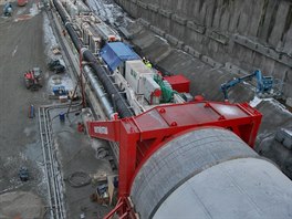 Raba nejdelho elezninho tunelu v R zaala. (3. nora 2015)