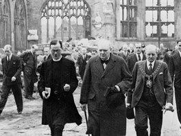 Winston Churchill na návtv vybombardované katedrály v Coventry v záí 1941
