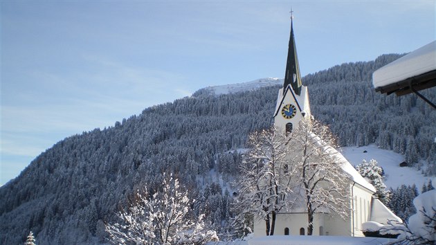 V kad ze t vesnic Kleinwalsertalu najdete kostelek. Tento le v prostednm Hirscheggu.