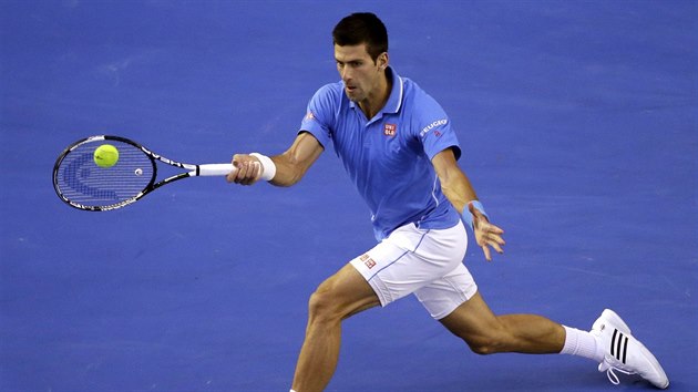 ELEGANCE. Novak Djokovi odvrac mek na stranu Andyho Murrayho.