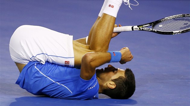 NA ZDECH. Novak Djokovi po pdu ve finle Australian Open.