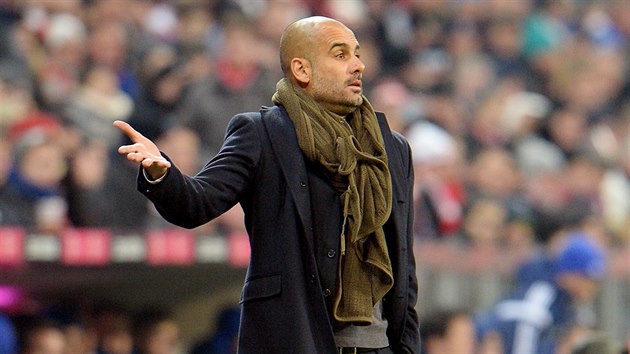 Pep Guardiola. Rozladn kou Bayernu Mnichov v utkn proti Schalke.