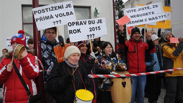 Prezidenta Miloe Zemana pivtala v Krsn Lp na Dnsku skupina mentln postiench lid a jejich ptel, aby mu dali najevo, co si mysl o jeho nzoru na vzdlvn hendikepovanch.